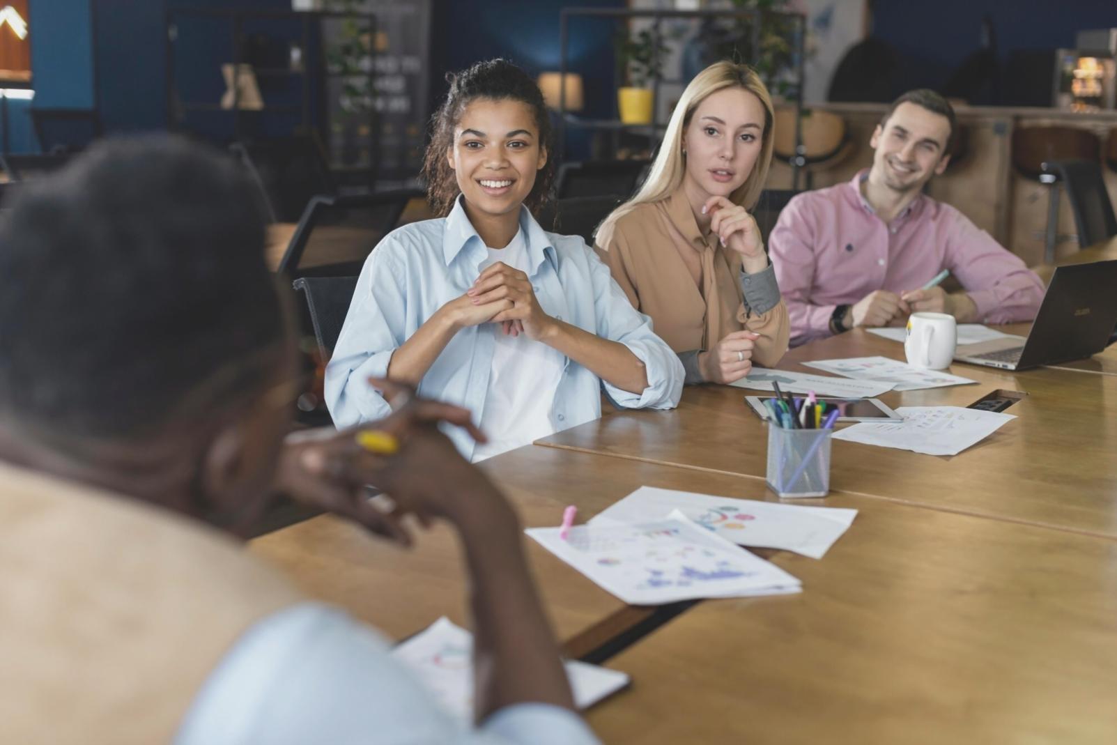 Équipe en formation financière collaborative